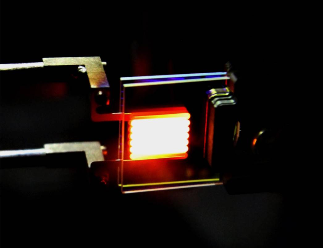 Nanofotónica para modelar la luz y rehabilitar a la bombilla