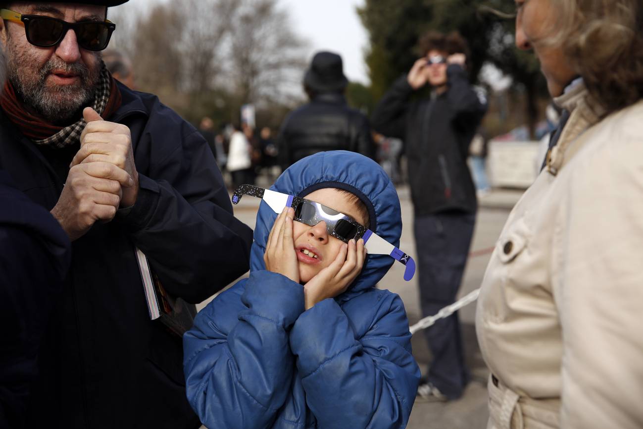 Niño disfrutando del eclipse