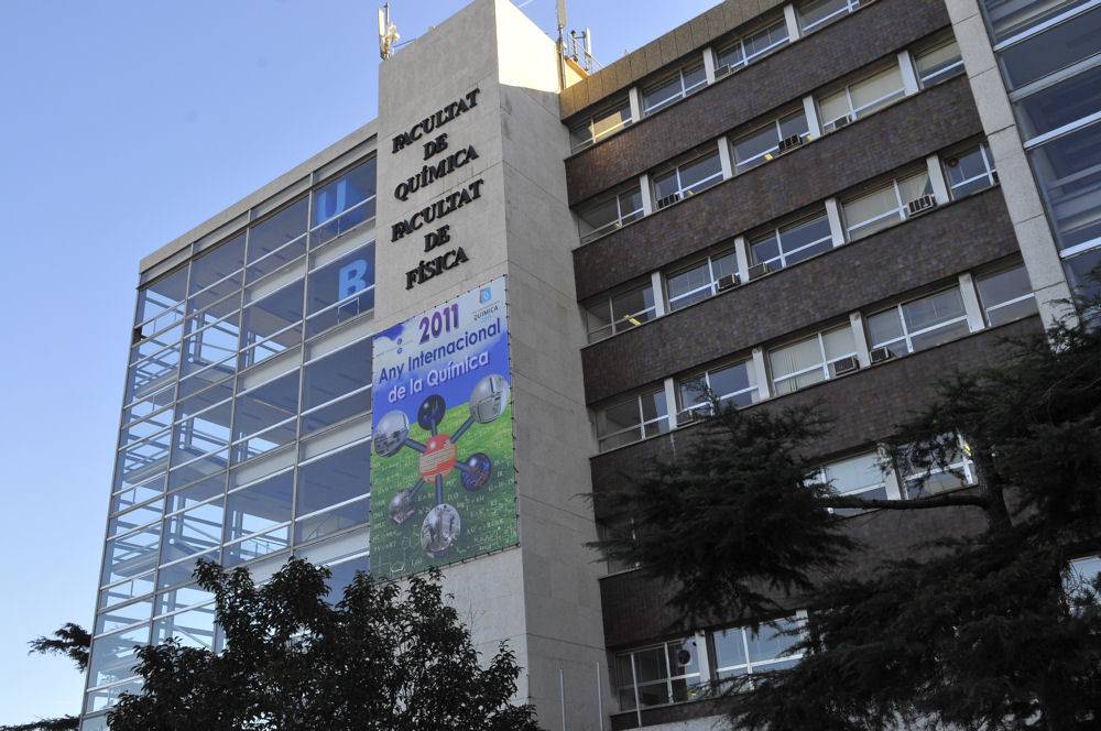 Pancarta del Año internacional de la química en la Universidad de Barcelona