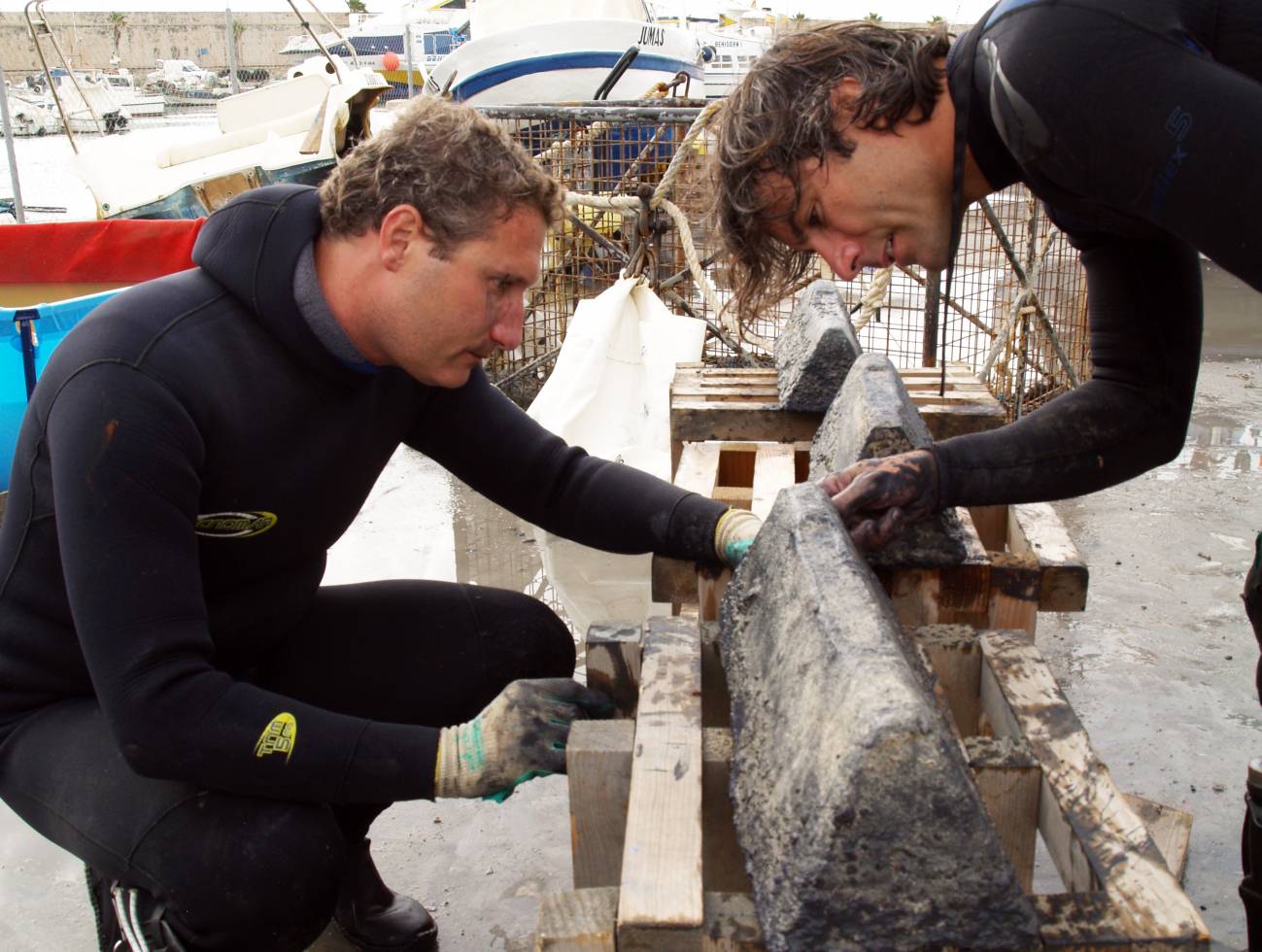 Buzos junto a un lingote extraído del agua. / Dirección General de Cultura de la Generalitat Valenciana