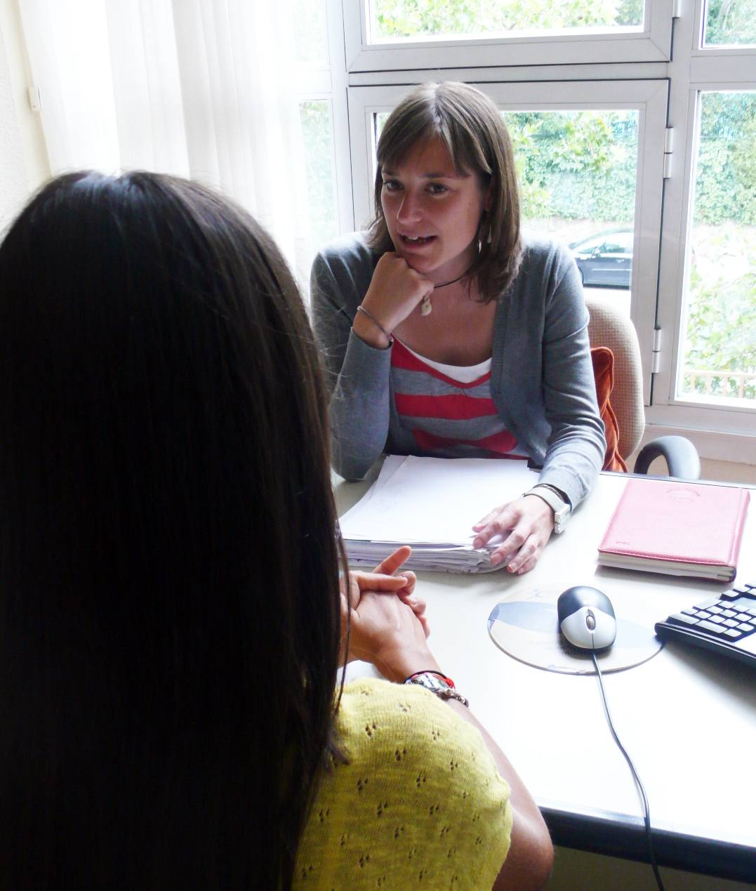 Iris García-Meras, una de las psicooncólogas que forma el equipo de la AECC en Madrid, pasando consulta. Imagen: AECC