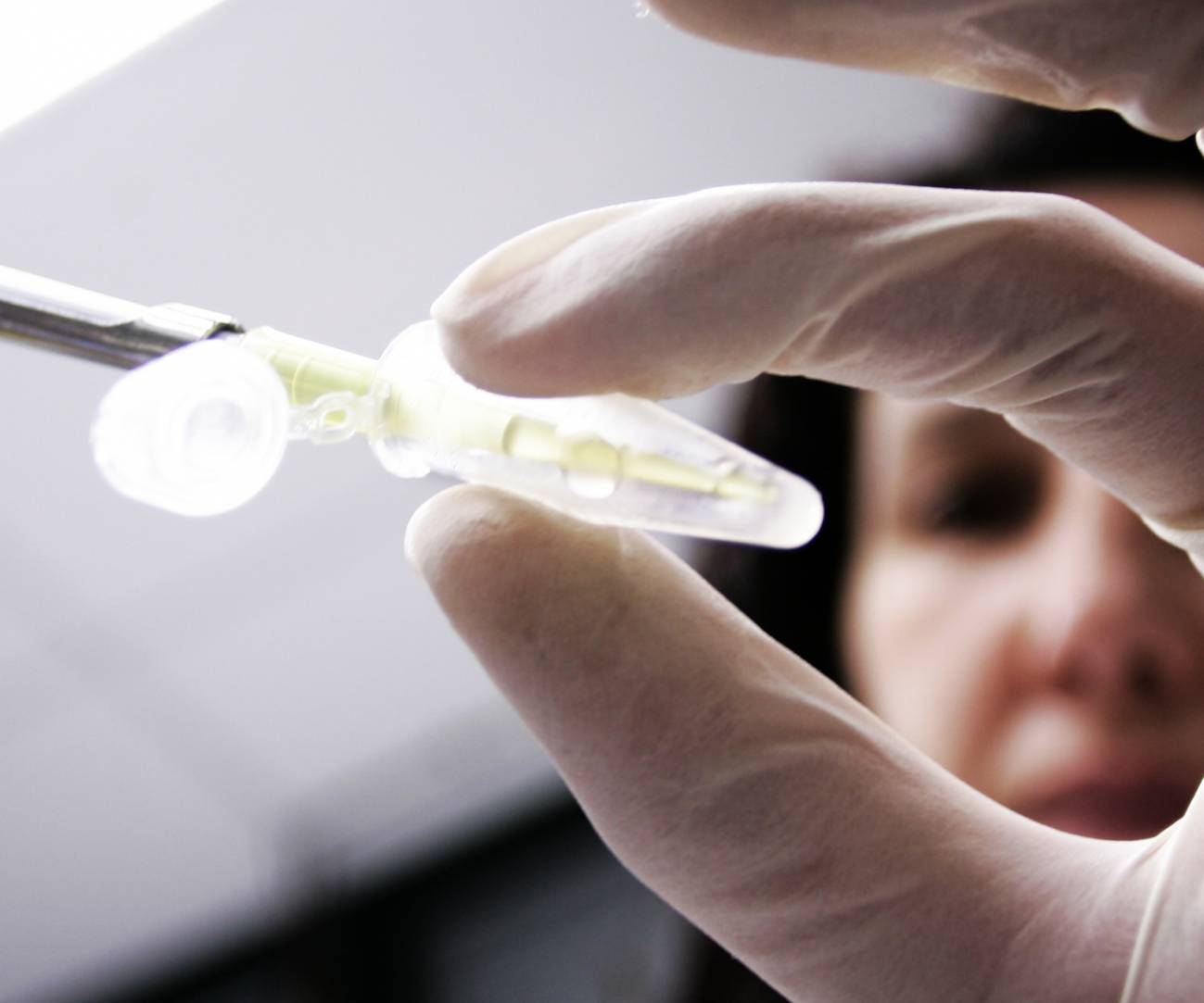 Investigador en un laboratorio de la Universidad Pablo de Olavide. / UPO
