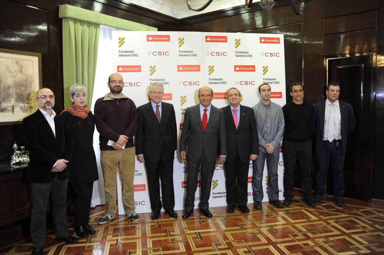 El presidente del CSIC, Emilio Lora-Tamayo, el presidente de Banco Santander, Emilio Botín, y el director general de la Fundación General CSIC, Miguel García Guerrero, junto a los investigadores responsables de los Proyectos Cero. / CSIC
