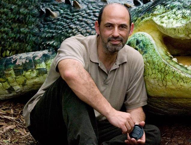 “Probablemente todos los dinosaurios carnívoros tuvieron alguna estructura relacionada con las plumas”
