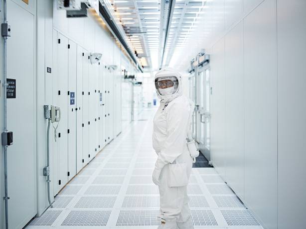 Sala blanca de una fábrica de Intel
