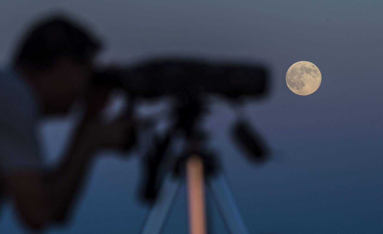 Superluna llena en una noche de verano