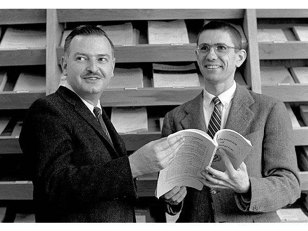 John G. Kemeny (izquierda) y Thomas E. Kurtz hicieron una contribución báscica de la informática en 1964.