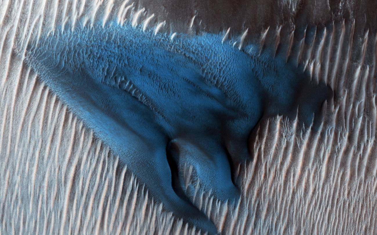Una duna azul en el planeta rojo