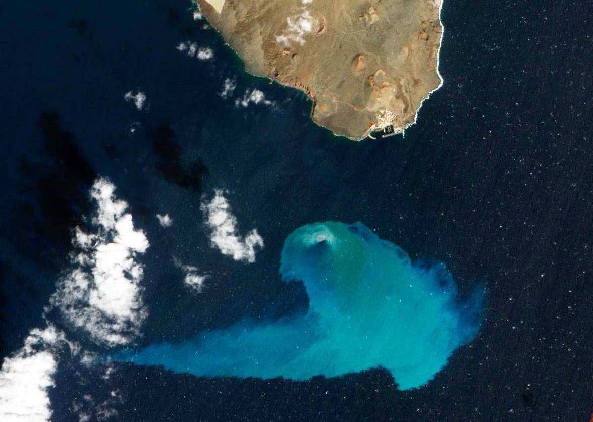 La fotografía de la erupción volcánica de El Hierro tomada desde el espacio. / NASA