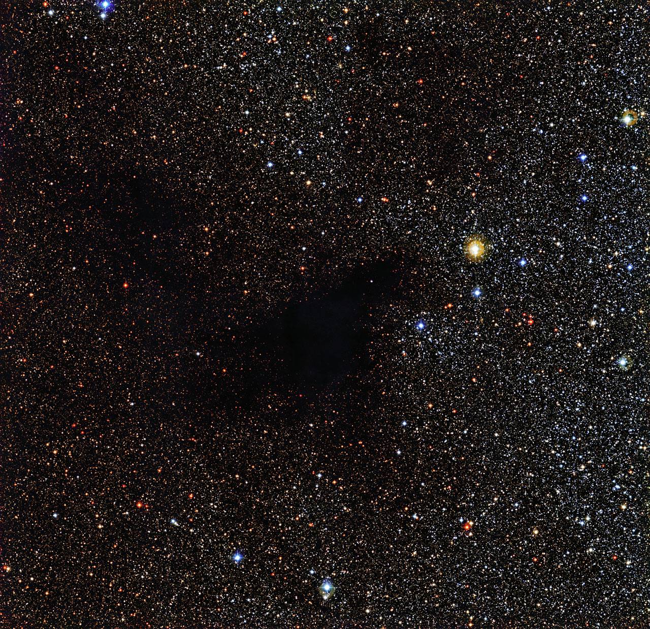 Una nube negra oscurece la luz de cientos de estrellas