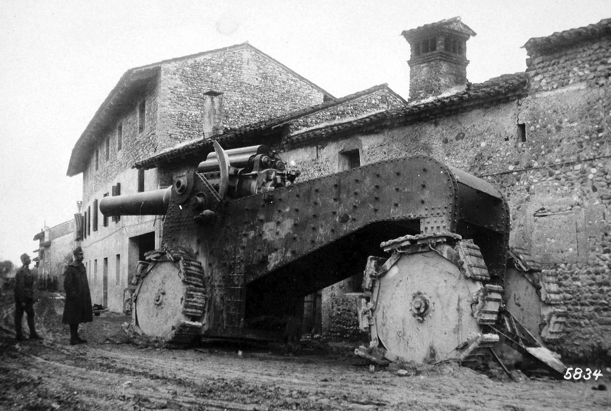 Gigantesco cañón italiano localizado en las cercanías de Udine. Los ingenieros de ambos bandos probaron experimentalmente a agrandar las armas. De este solo se fabricaron 50 ya que su excesivo tamaño lo hacía enormemente costoso e inoperativo para la batalla (Italia). / National Archive