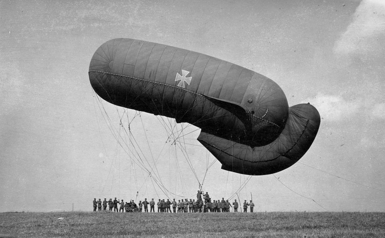 En ambos bandos era común el uso de globos de observación que se usaban para hacer incursiones de pocos kilómetros detrás de las líneas del frente. Los globos eran de una tela resistente e iban rellenos de gas de hidrógeno. Su naturaleza inflamable llevó a la destrucción de cientos de ellos. Los observadores iban suspendidos en una pequeña plataforma. / Benjamin Hirschfeld