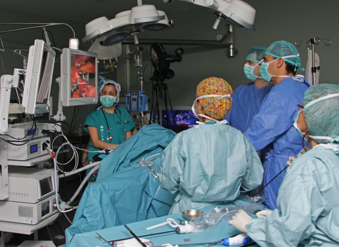 Realizan la primera gastroplastia tubular en España