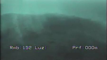 Captan imágenes de la emisión de gases a 150 metros en el volcán herreño 