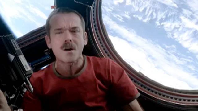 Chris Hadfield se despide del espacio 