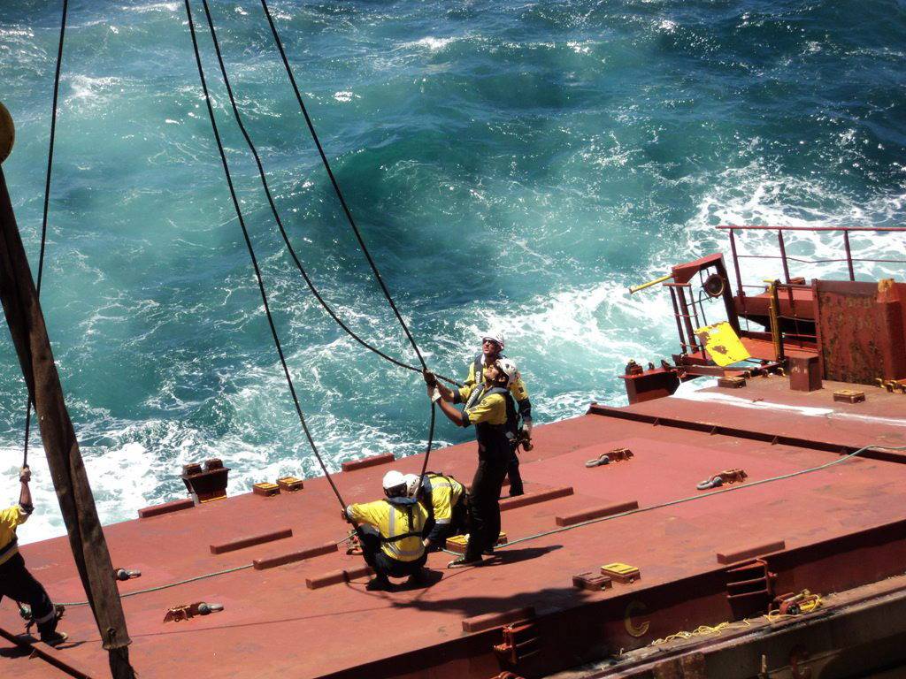 Cierran varias playas en Nueva Zelanda por los escombros del carguero Rena