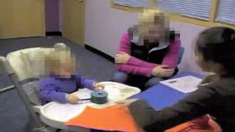 Con solo 16 meses, los bebés ya identifican el origen de un fracaso. El vídeo muestra dos situaciones.