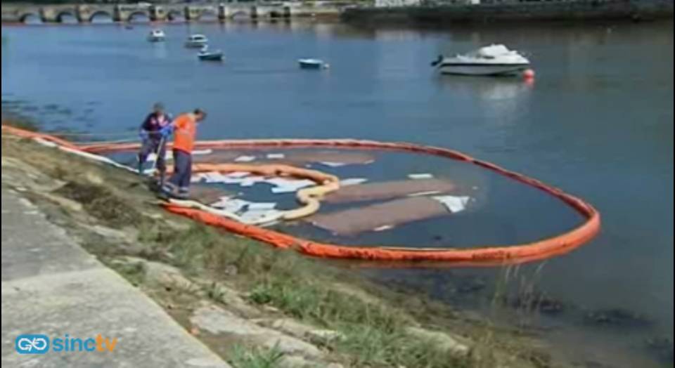 Continúan los trabajos de limpieza de la ría de O Burgo