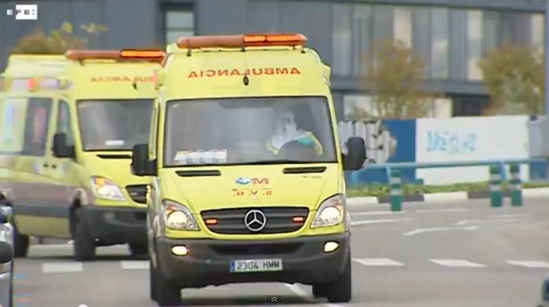 Ambulancia que traslada a uno de los ingresados.