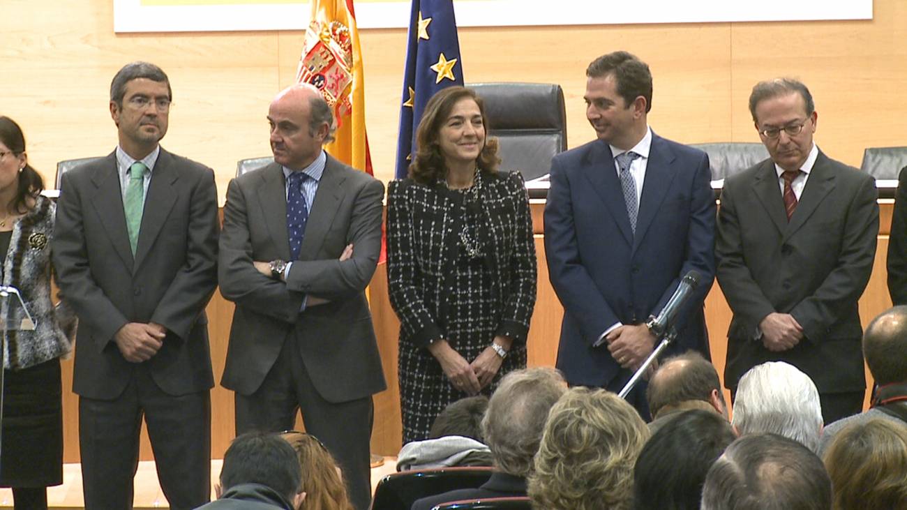 Carmen Vela, secretaria de Estado de Investigación, Desarrollo e Innovación, en la toma de posesión de su cargo, junto al ministro de Economía y Competitividad Luis de Guindos. Imagen: José Luis Gutierrez.