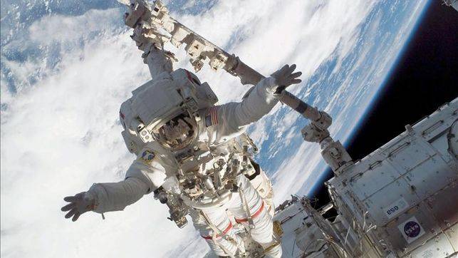 Dos astronautas realizan una caminata espacial 