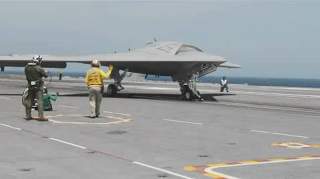 Aterrizaje de un 'drone' en un portaaviones