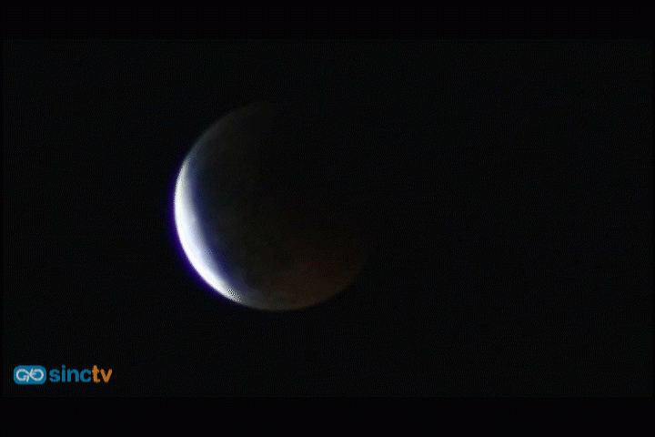 El eclipse tiñe la luna de rojo