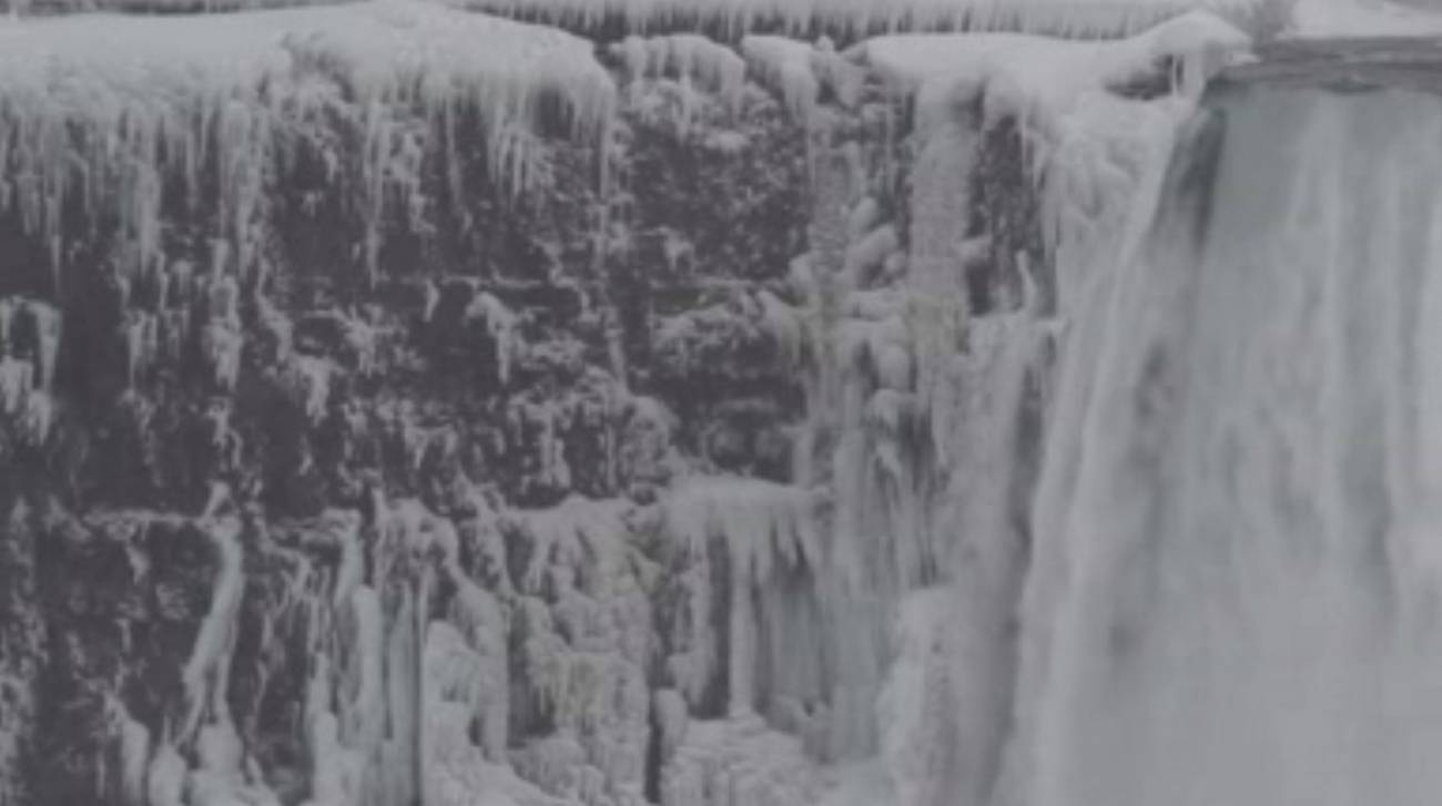 El frío congela las cataratas del Niágara