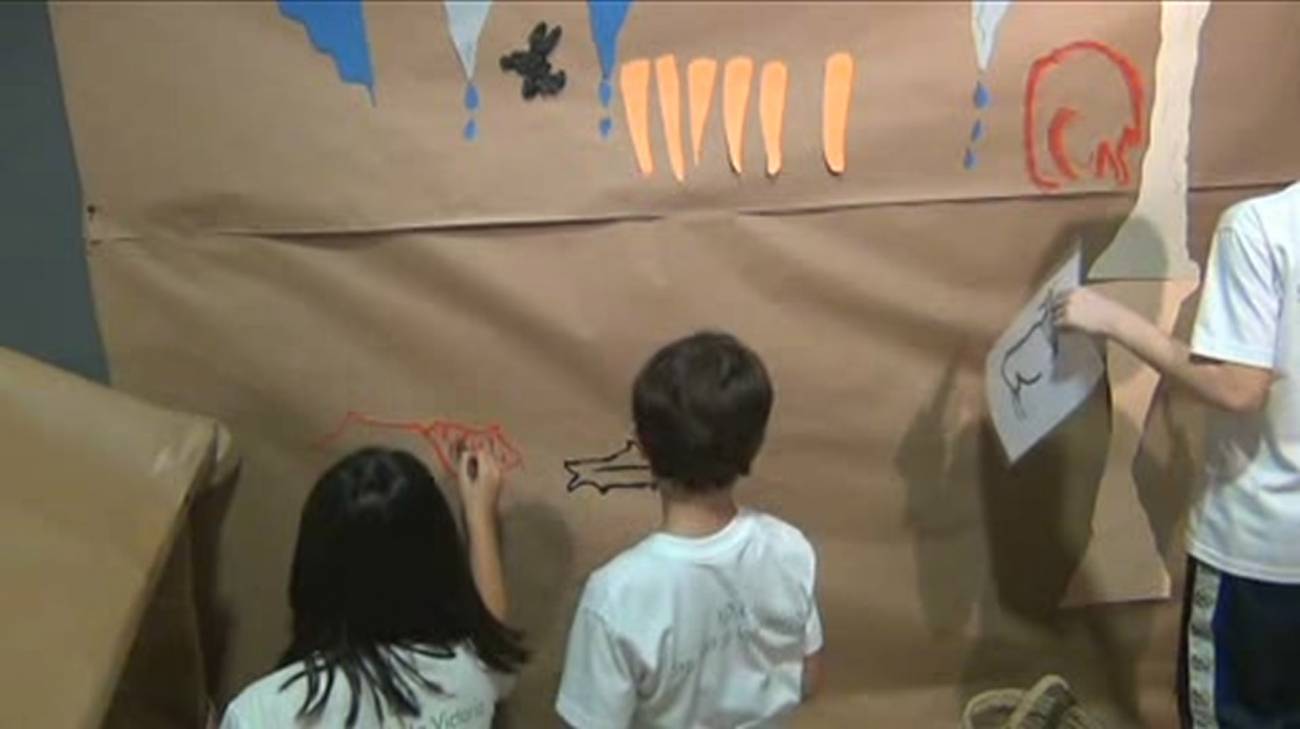 Escolares aprenden cómo era la prehistoria en la cueva de Nerja 