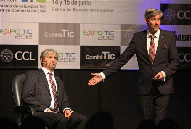 Henry Scharfe y su clon robótico