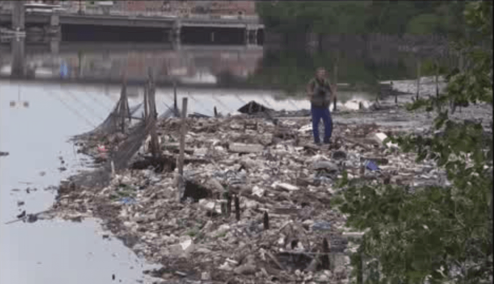 La basura en aguas cariocas