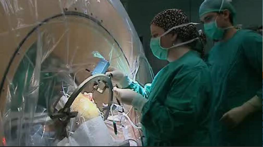 La Fe realiza una cirugía del Parkinson pionera en España con TAC intraoperatorio