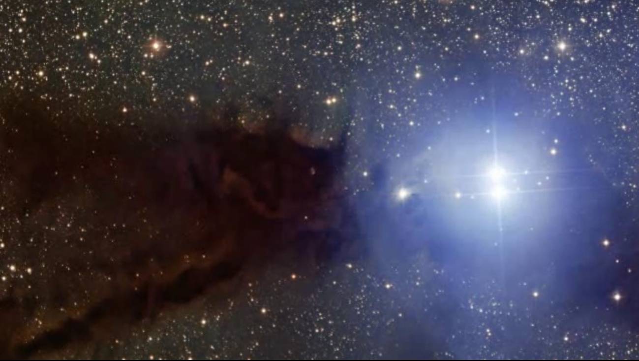 Oscura nube junto a jóvenes estrellas calientes 