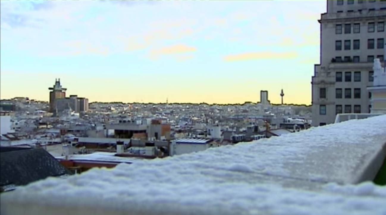 La nieve pinta de blanco los tejados de Madrid