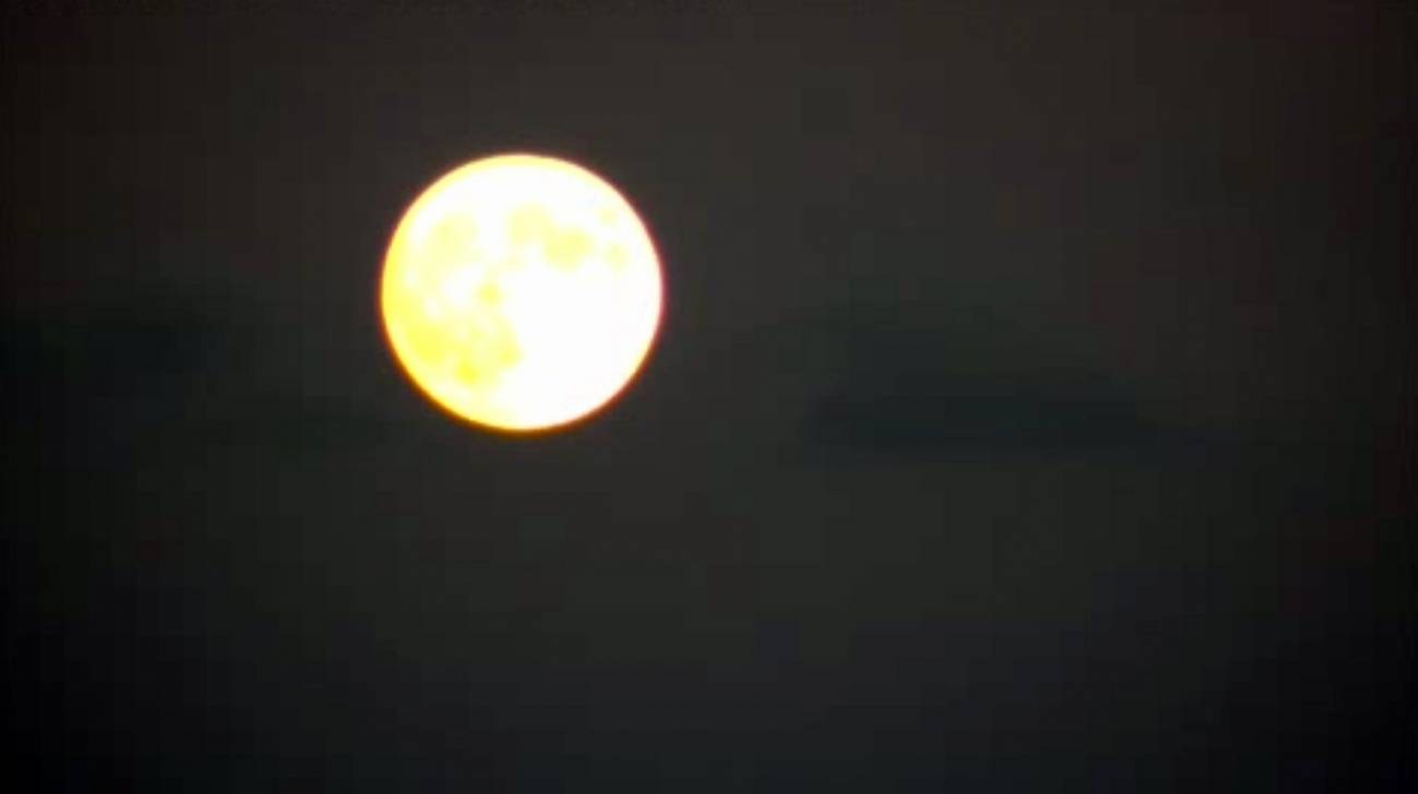 La tercera superluna del verano vista desde Madrid.