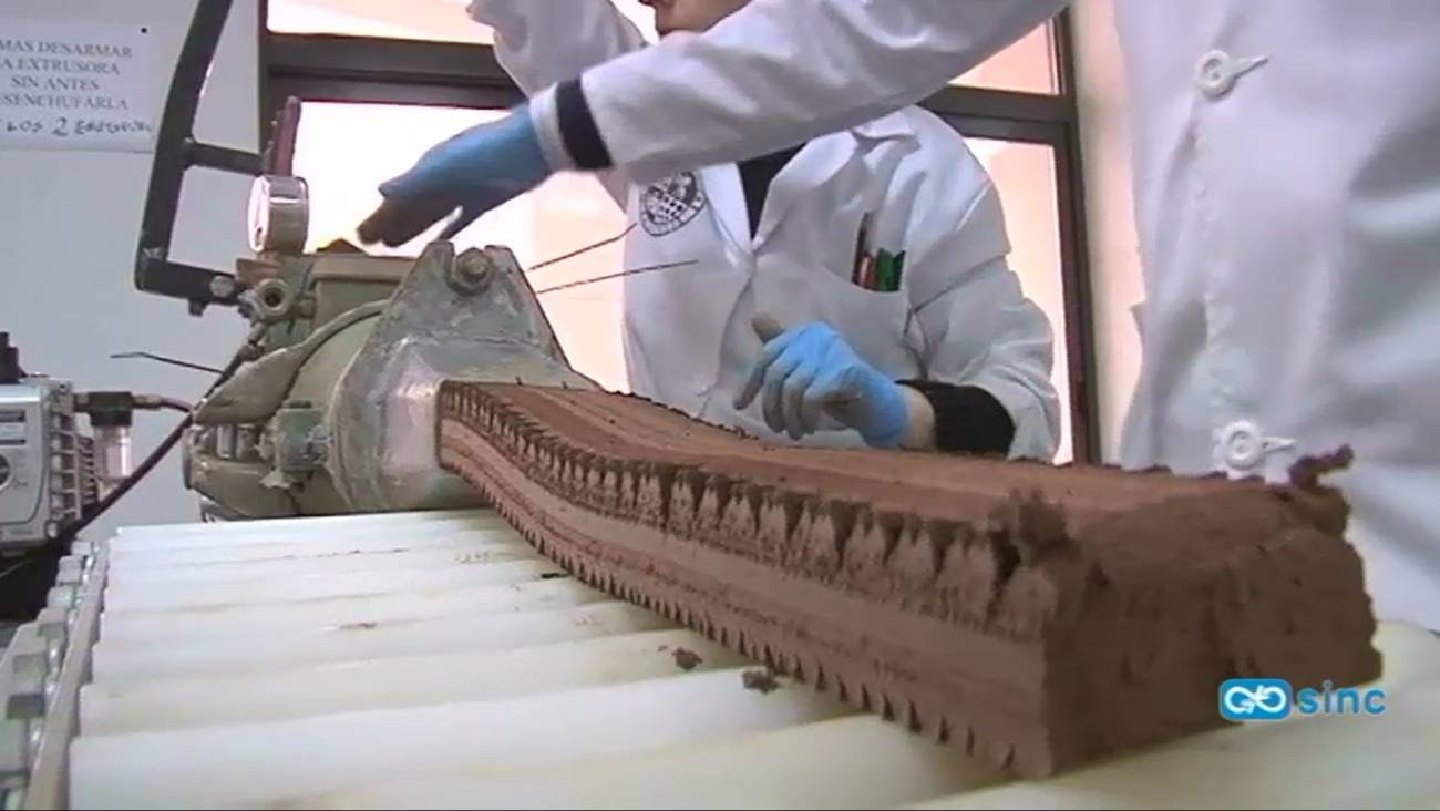 Los ladrillos con restos de papel salen de la máquina.