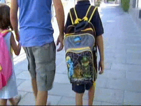 Los médicos aconsejan reducir el peso de las mochilas