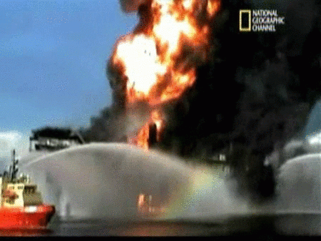 Muestran imágenes del momento de la explosión de la plataforma de BP