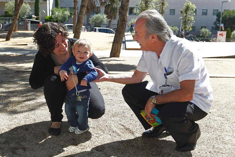 Nace un bebé de una madre sin ovarios