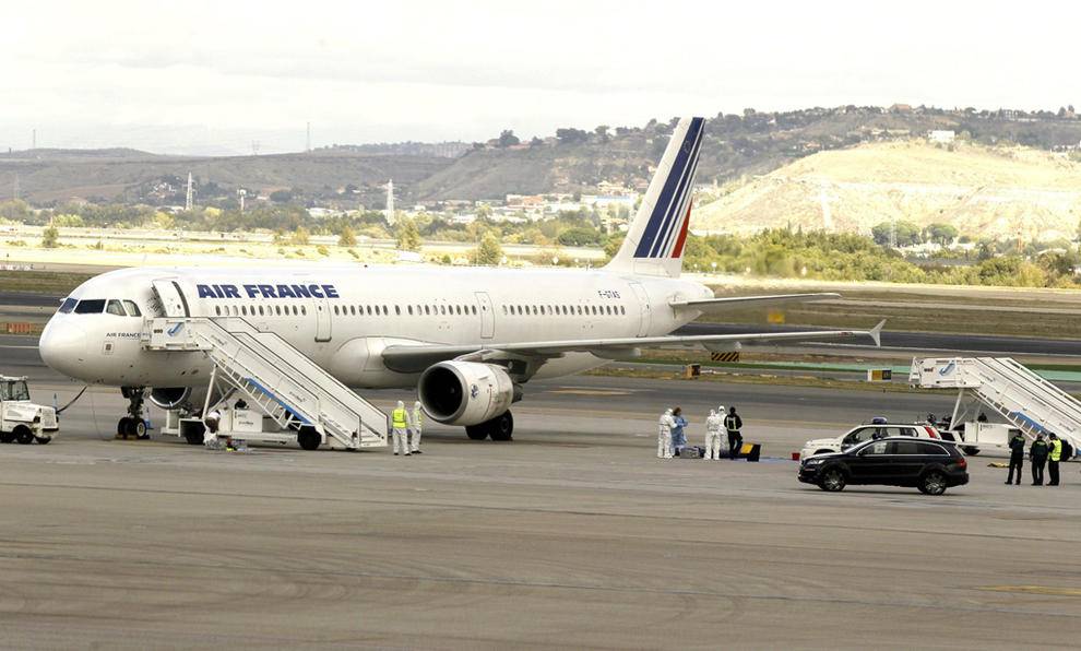 Avión en el que viajaba el individuo que ha sido aislado.