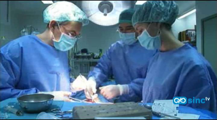 Operan con éxito en Vall d'Hebron a un feto de 24 semanas con espina bífida