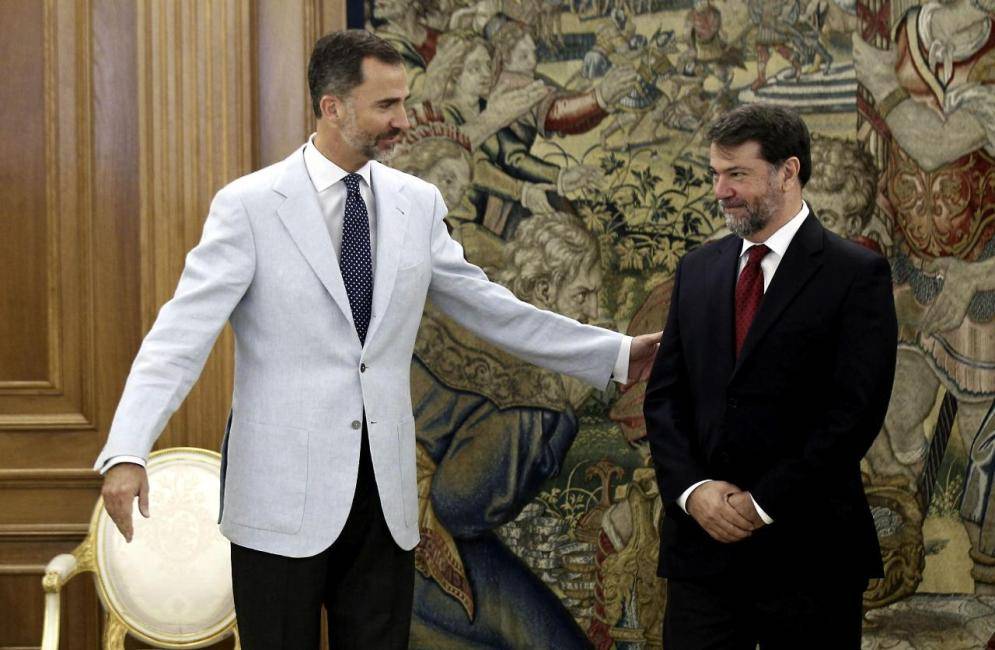 Pedro Alonso junto con el rey  Felipe VI.