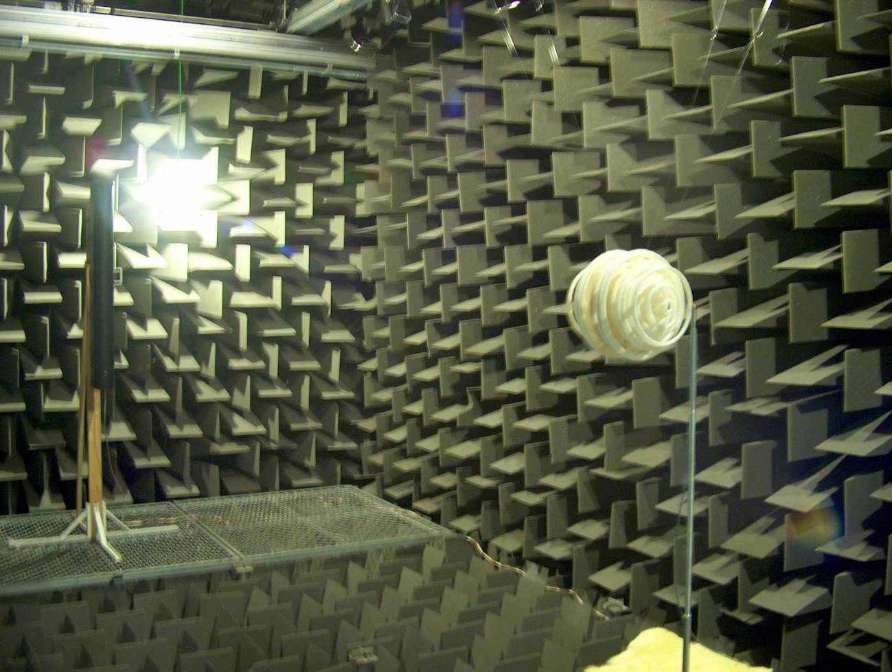 Dispositivo experimental tridimensional de “invisibilidad” acústica 