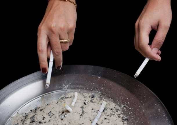 Dos personas fuman un cigarrillo