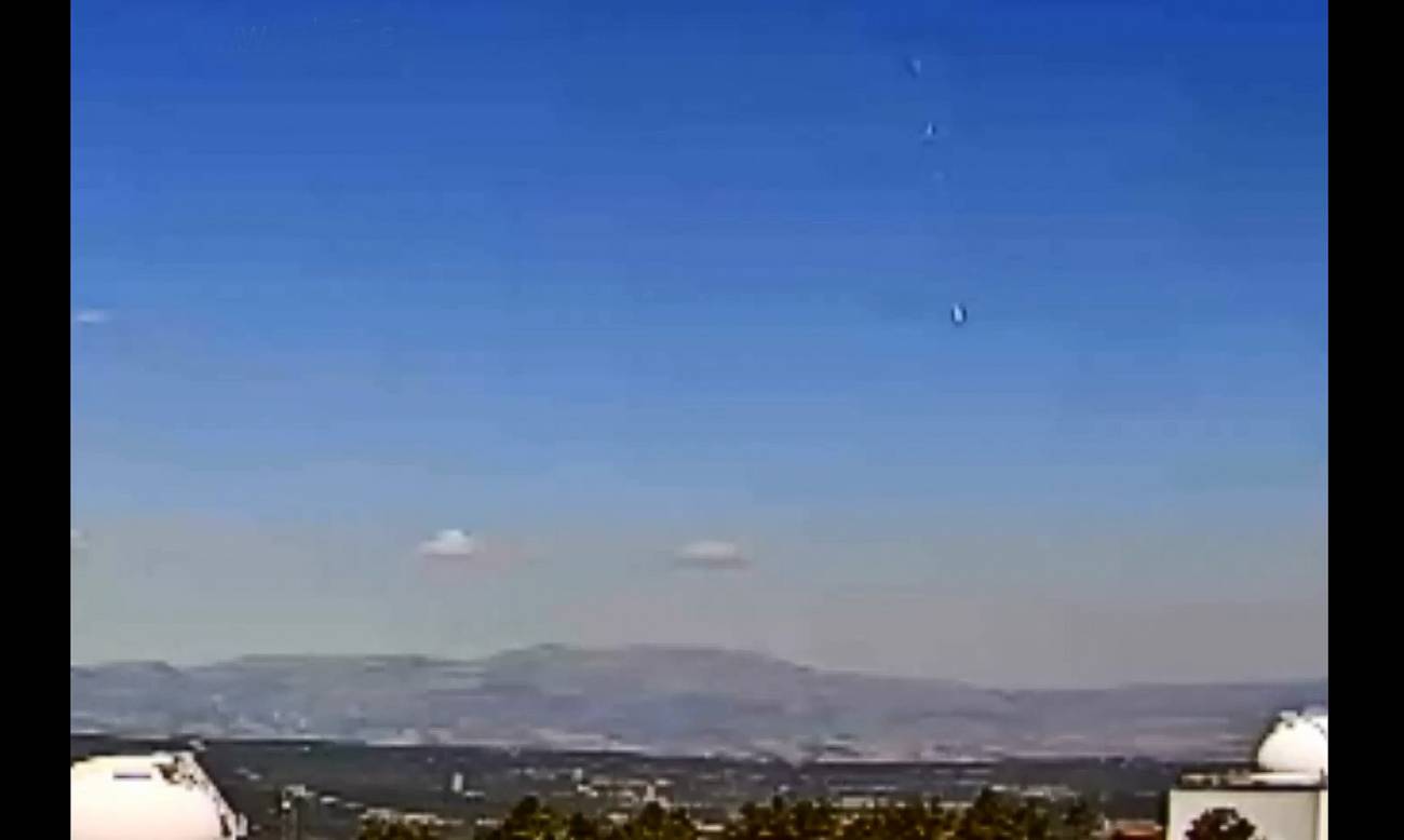 El segundo de los bólidos con la luna a su derecha
