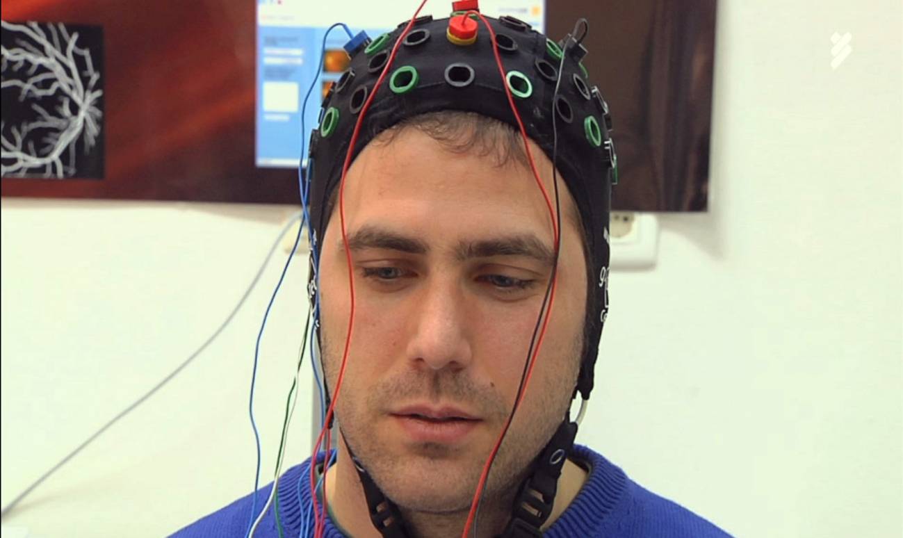 Un casco inteligente transforma los deseos en órdenes
