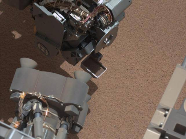 Un objeto brillante en el suelo marciano llama la atención del 'Curiosity'