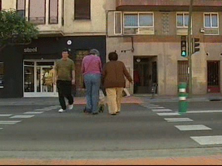 Un paso de peatones inteligente sincroniza el semáforo a nuestros pies