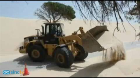 Una duna inunda una carretera en Tarifa