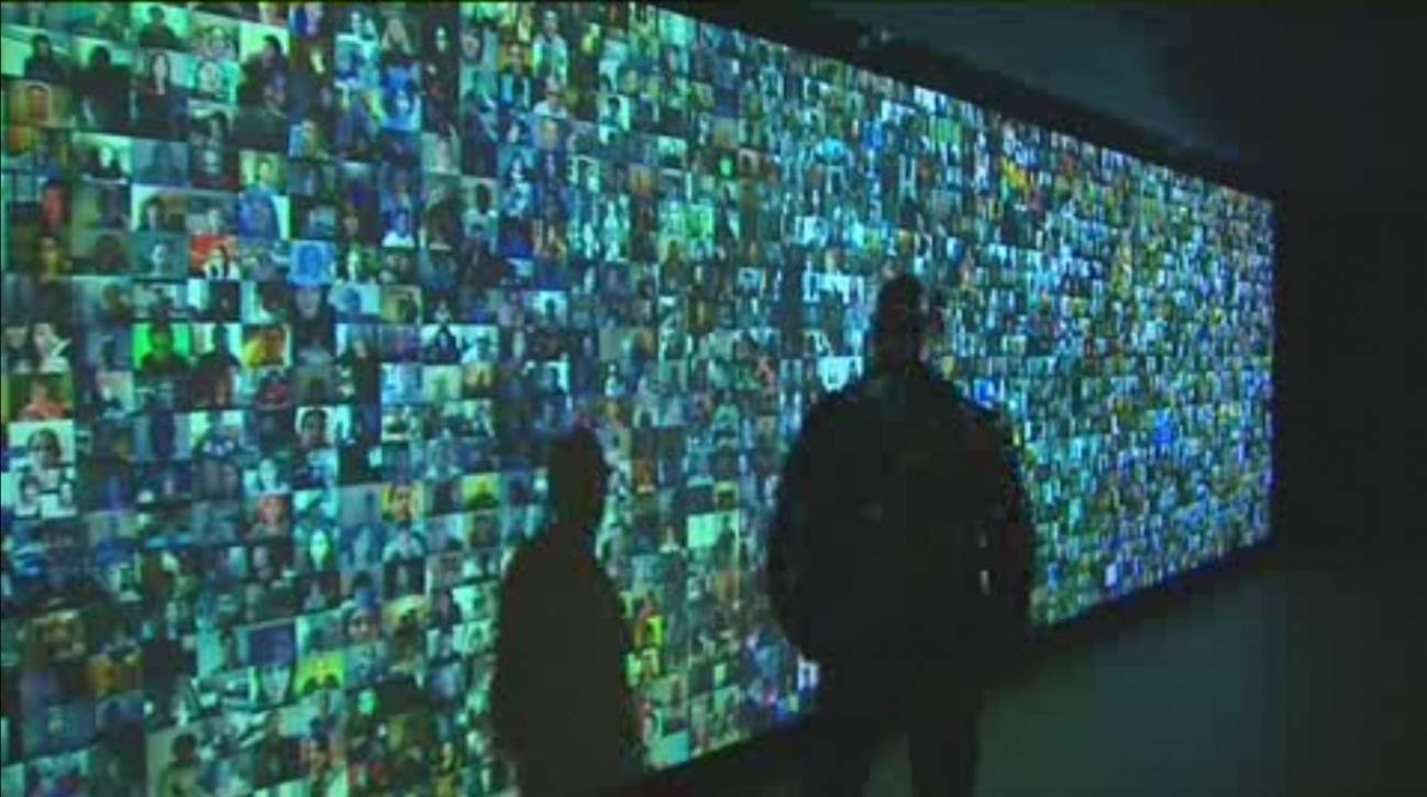 El universo de datos de la sociedad actual en una exposición